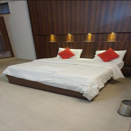 Hotel Pacific Grey By Wb Inn 勒克瑙 外观 照片